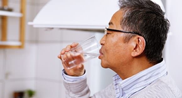 水を飲んで尿酸値を薄める施策を