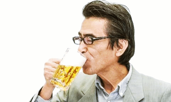 ビールを飲む男性