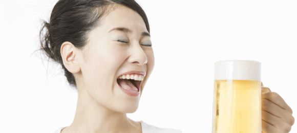 アルコールを摂取する女性